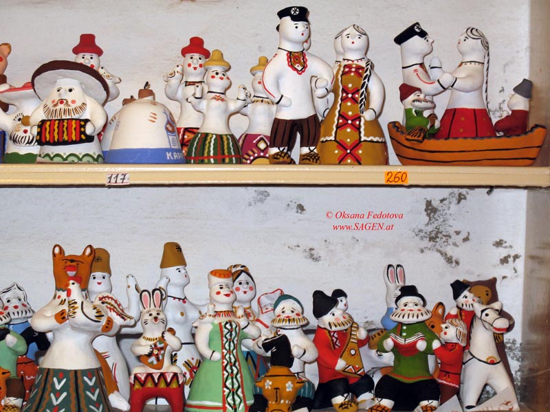 Das moderne Kargopoler Spielzeug in einem Souvenierladen in Kargopol. © Oksana Fedotova 